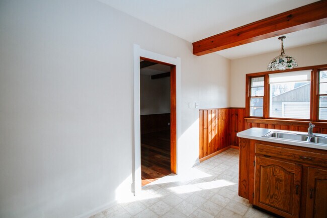 Building Photo - 513 Hampton Ave