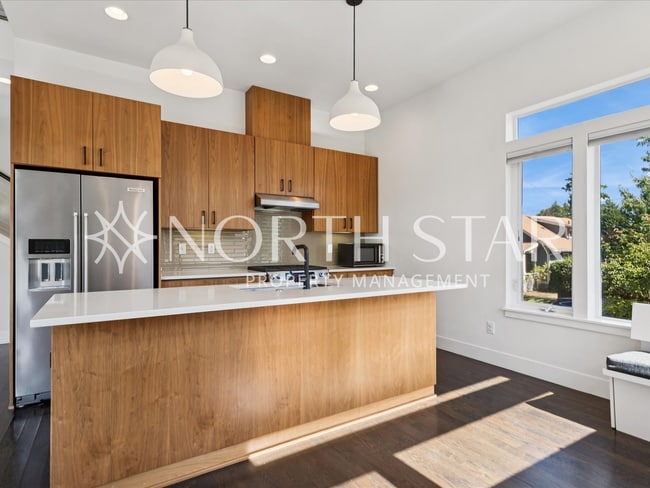 Building Photo - Contemporary Stunner in North East Portland
