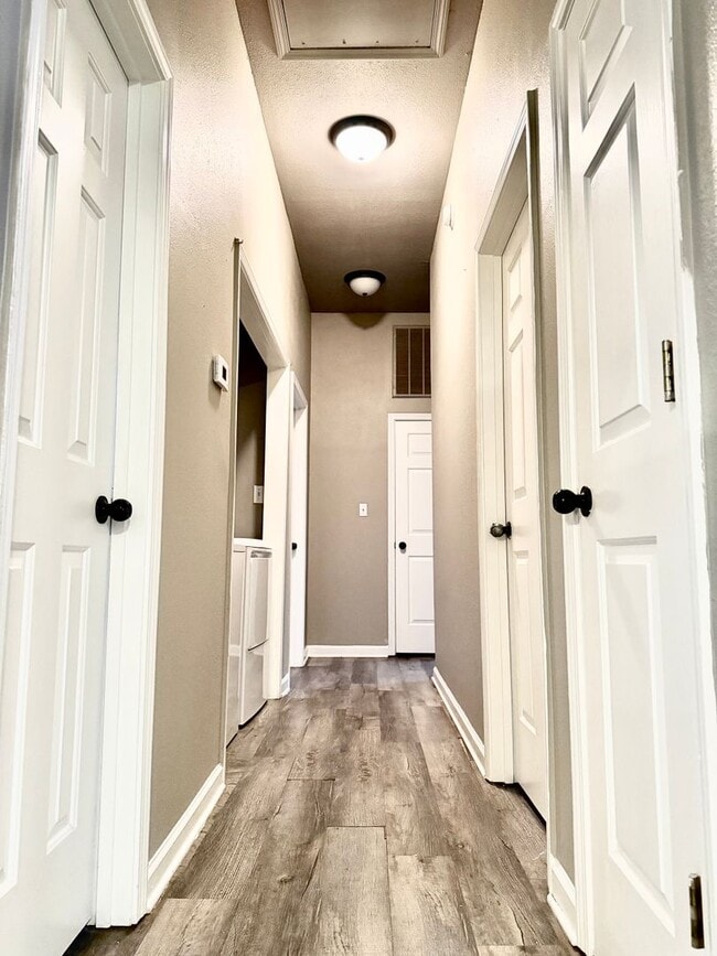 Building Photo - 3 Bed / 2 Bath in Jonesboro Available Now!