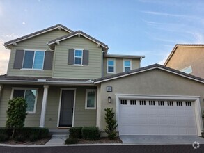 Building Photo - Modern 4BR Townhome in Fontana