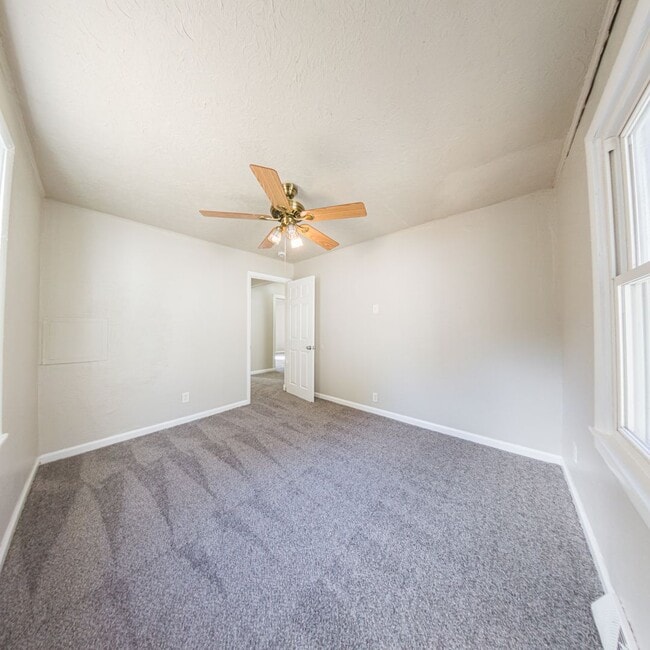 Building Photo - 3 Bedroom 1 Bathroom with Bonus Room