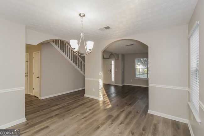 Building Photo - 550 Gardinia Dr