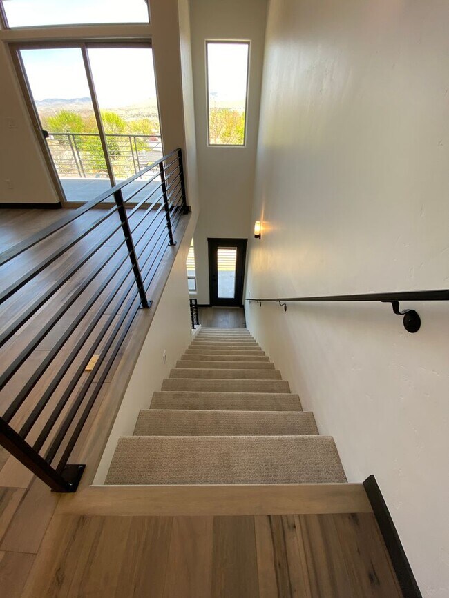 Building Photo - Close to Micron, 3 Bedroom 3 bath w/ a Million Dollar View!