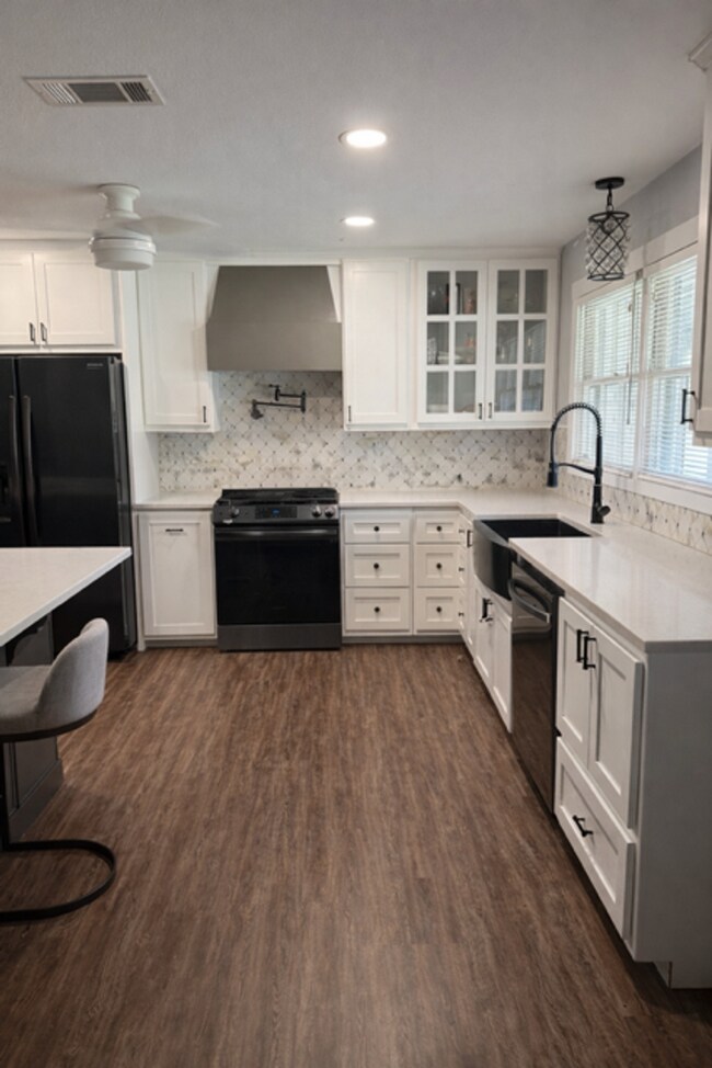 Building Photo - 902 N Texas St