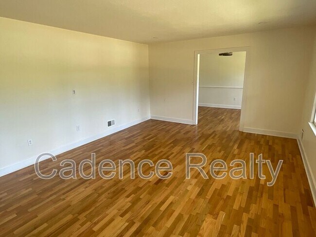 Building Photo - 114 Cardinal Dr S