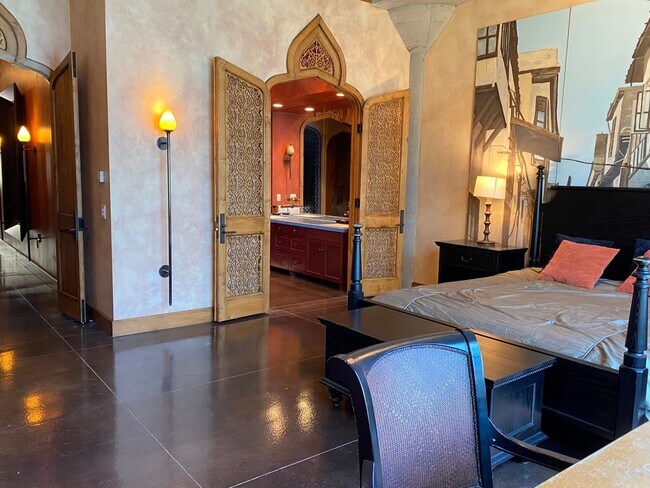 Building Photo - LUXURY TOP-FLOOR 2BR/2.5BA PENTHOUSE LOFT ...