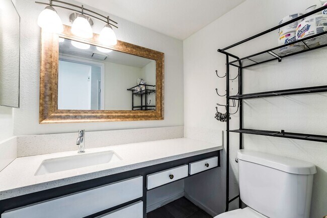 Building Photo - Immaculate two story townhome style condo ...