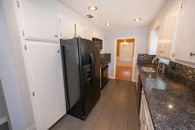 Building Photo - 3BR/2BA home with bonus room & additional ...