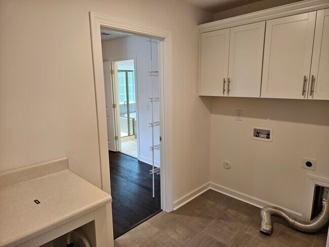 Building Photo - Beautiful unfurnished 3 bed 2.5 bath home ...
