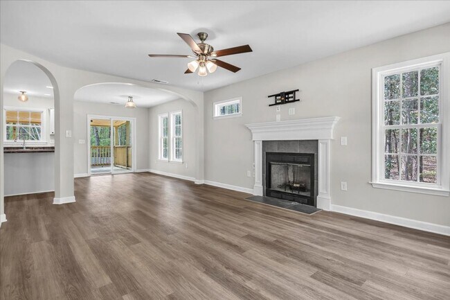 Building Photo - 3 Bedroom 2.5 Bathroom Home