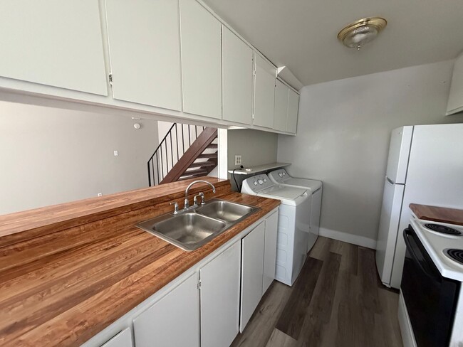 Building Photo - 641 Oakwood Dr