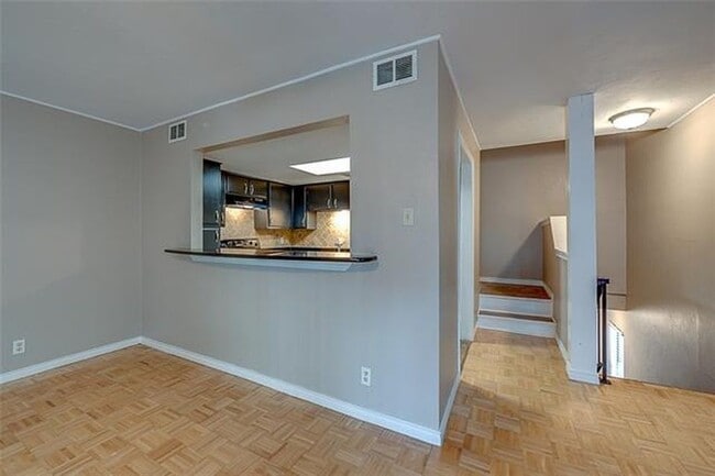 Building Photo - This Townhome is a true gem