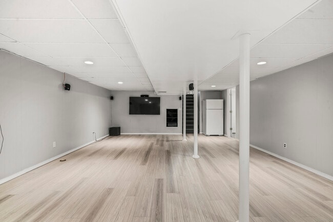 Building Photo - 31 Varno Ln