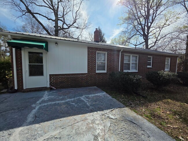 Building Photo - 3 BR House UTILITIES INCL!!!!