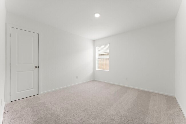 Building Photo - 468 Shoreview Dr