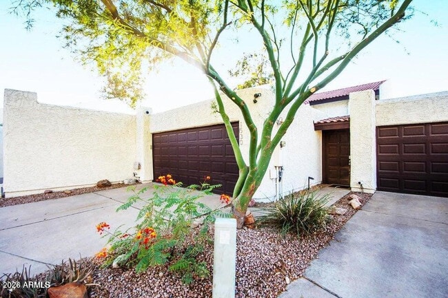 Building Photo - 1530 S River Dr