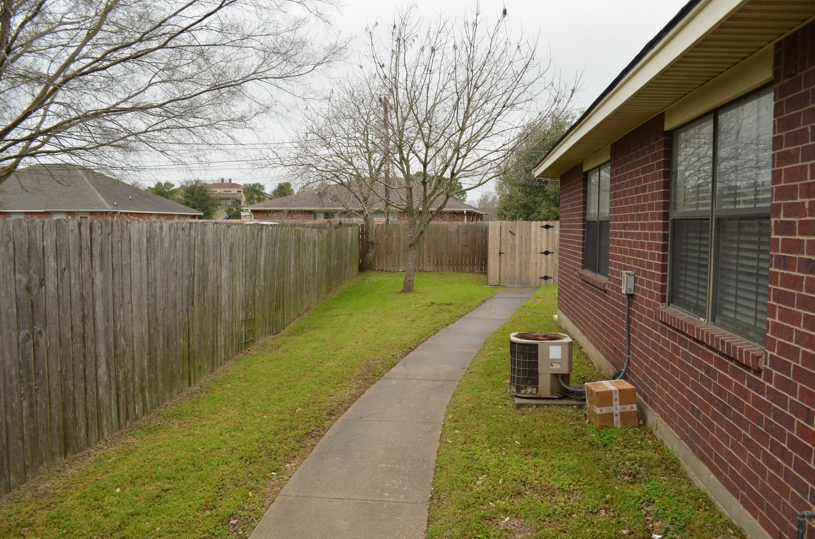 Building Photo - AUGUST PRE-LEASE Spacious & Affordable 3 Bedroom 2 Bathroom Duplex ON BUS ROUTE