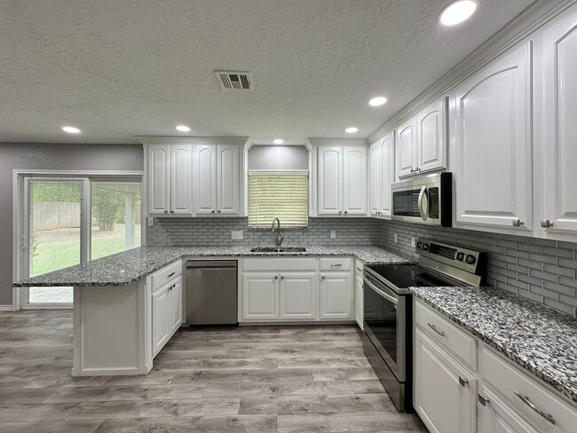 Building Photo - 6130 SW Oakcliff Ave