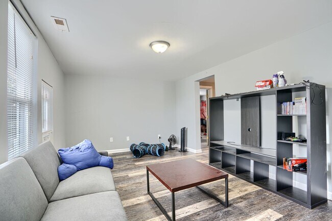 Building Photo - 304 Collins Ave