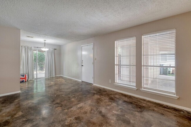 Building Photo - Cozy 2-Bedroom Duplex in Prime North Austi...