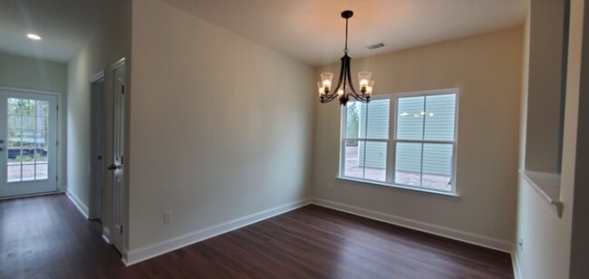 Building Photo - **RATE DROP ALERT & MOVE-IN SPECIAL: $300 ...