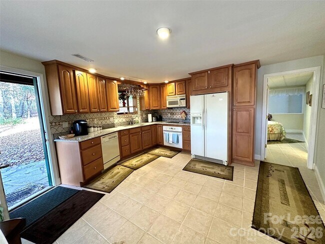 Building Photo - 424 Lakeview Dr