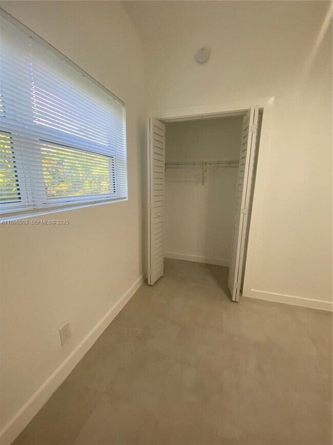 Building Photo - 2011 NE 167th St