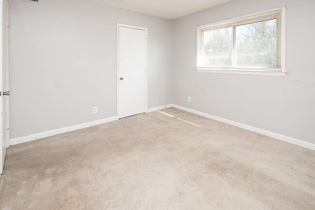 Building Photo - Spacious, affordable two bedroom townhouse in a great location in Charlotte!