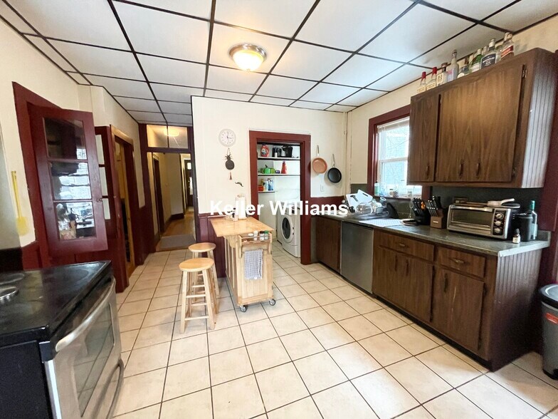 Building Photo - 67 Hillside St