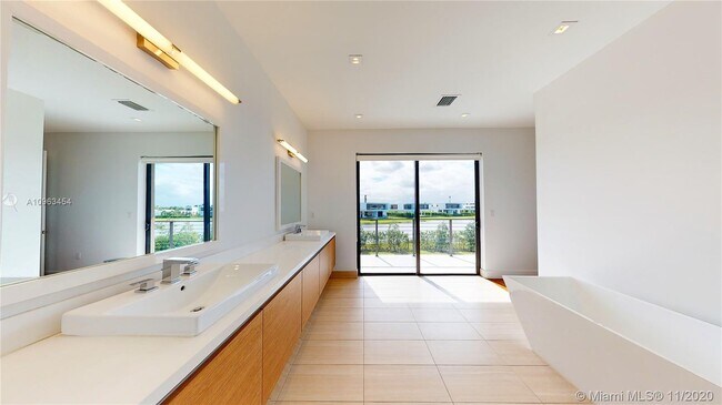 Building Photo - 16580 Sunset Way