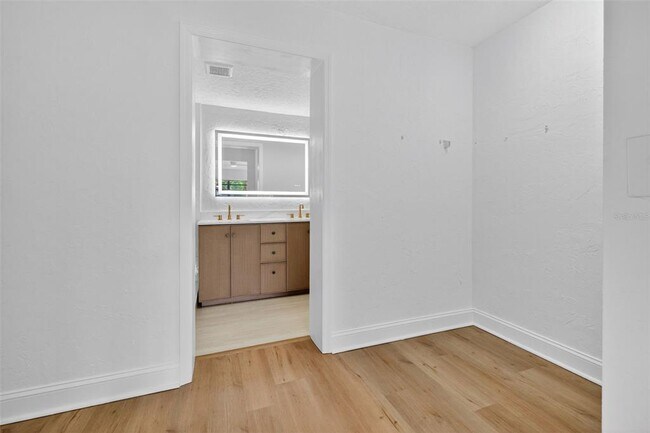 Building Photo - 637 41st Ave NE