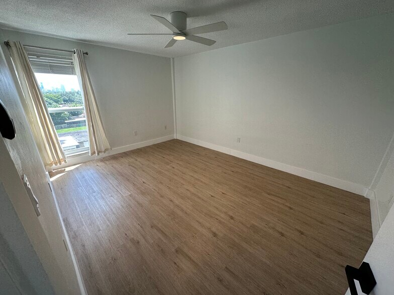 Building Photo - 1400 SW 27th Ave