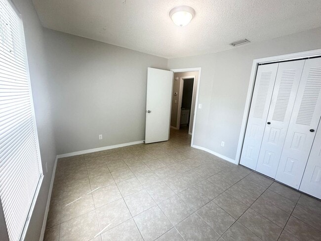 Building Photo - Charming 2-Bedroom Townhome with Bonus Roo...