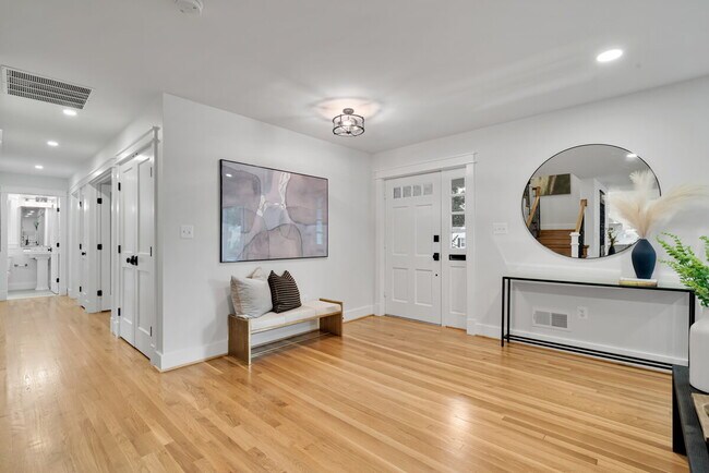 Building Photo - "Luxurious 6-Bed, 6-Bath Arlington Retreat...