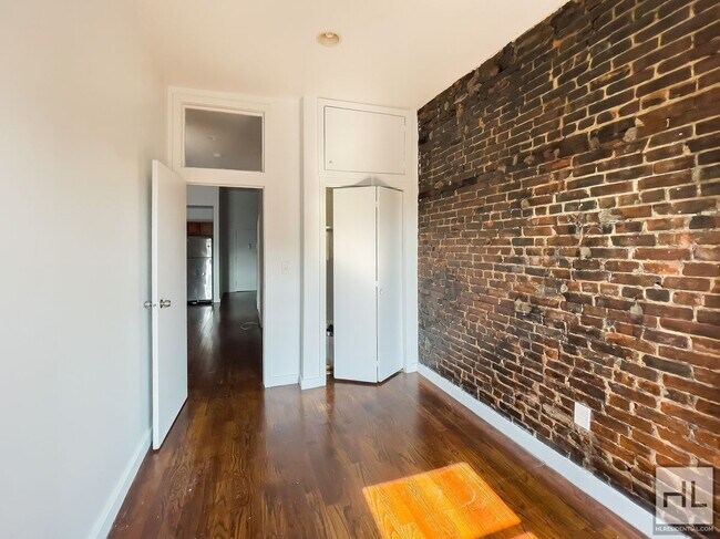 Building Photo - Spacious Crown Heights 2-Bed 1-Bath / Expo...