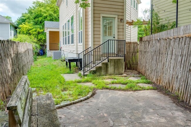 Building Photo - 1802 Village Oak Ct