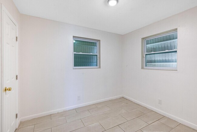 Building Photo - 6111 NW 43rd Ave