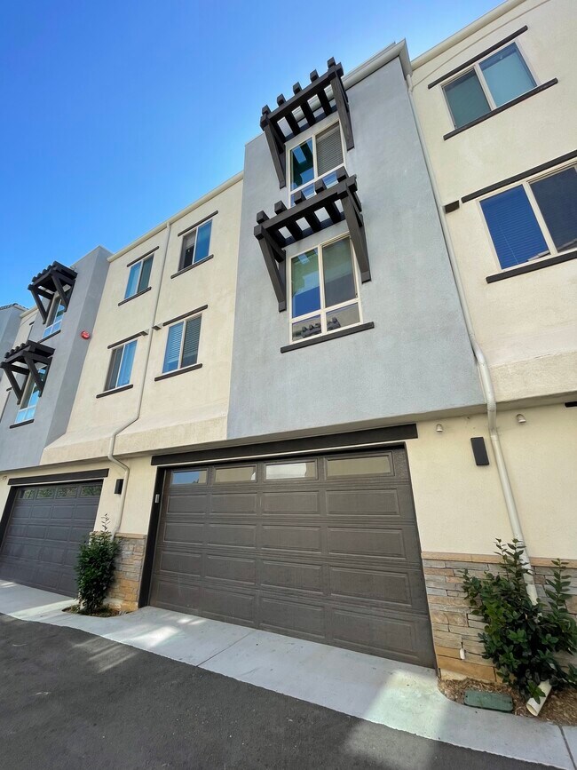 Building Photo - 8850 Olive Ln