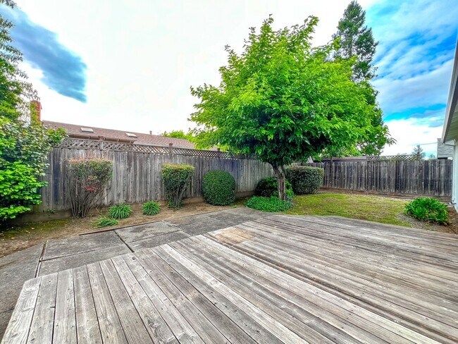 Building Photo - Charming Three Bedroom North Napa Home