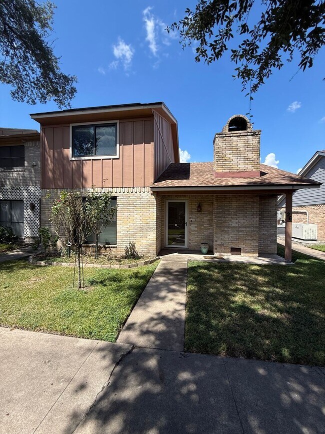 Building Photo - Spacious townhome in a private community
