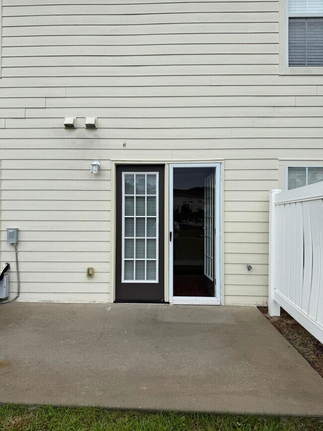 Building Photo - 748 Majestic Dr
