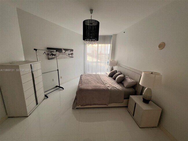 Building Photo - 15811 Collins Ave