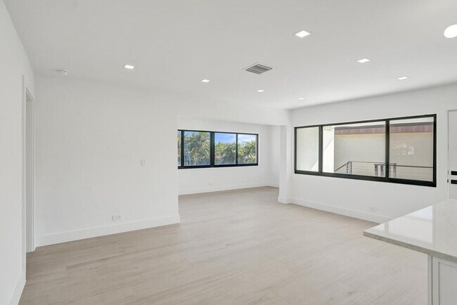 Building Photo - 840 SE 22nd Ave