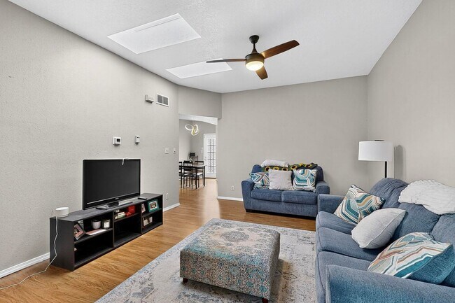 Building Photo - NE 2 Bedroom 2 Bath with Garage