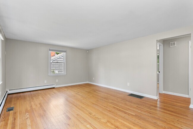 Building Photo - 328 Alma Dr