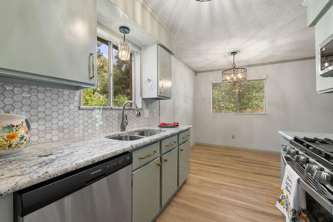 Building Photo - 704 Brookwood Cir