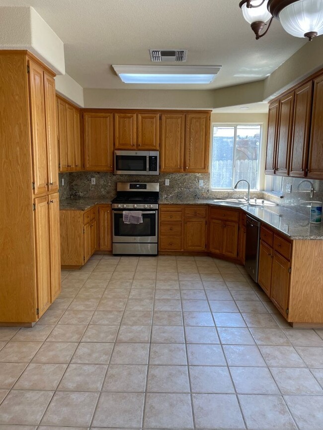 Building Photo - NICE TWO STORY IN WEST ROSEVILLE NEAR SCHO...