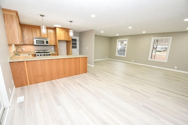 Building Photo - Inground swimming pool, 3 bedroom 1.5 bath home in South Bend IN