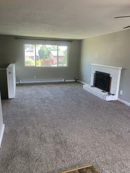 Building Photo - 610 Villard St