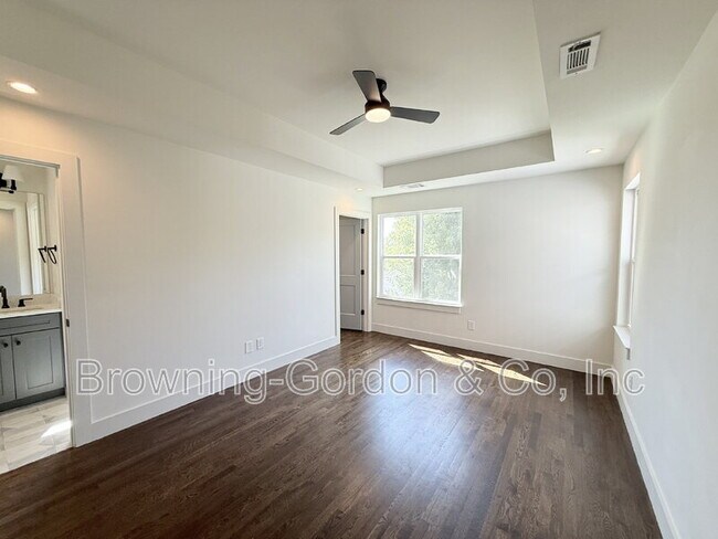 Building Photo - 2160B Whitney Ave